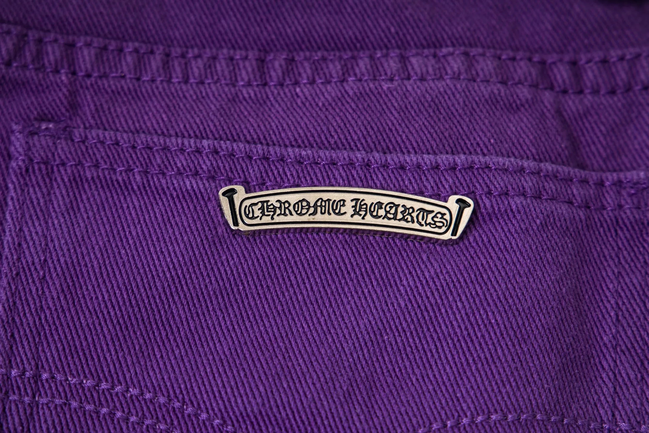 P240 Chrome Hearts Overseas limited edition violet patchwork leather cross hot girl couple jeans are a hot item this season and are sought after by countless celebrities and fashionistas. The neat details of the cutting process add color to the playful fashion! The neat and meticulous design, and the well-fitting structure is unique. The upper body not only has outstanding recognition, but also looks younger and younger. A style with the ultimate wearing meaning and performance, gorgeous color matching, and the craftsmanship of this style is also extremely extraordinary. After the finished product is washed, it is disassembled and hand-made with sheepskin cross leather and then spliced ​​together to complete. The whole piece has too many craftsmanship to describe. It is decorated with patchwork cross flowers and high-waisted washed jeans! ! Absolutely high-end luxury product, a god-level single product, a super popular product, made by top heavy industry, a magic weapon that cannot be missed to hit the streets. Style number: 1837 Size: 28 30 32 34 Color: purple